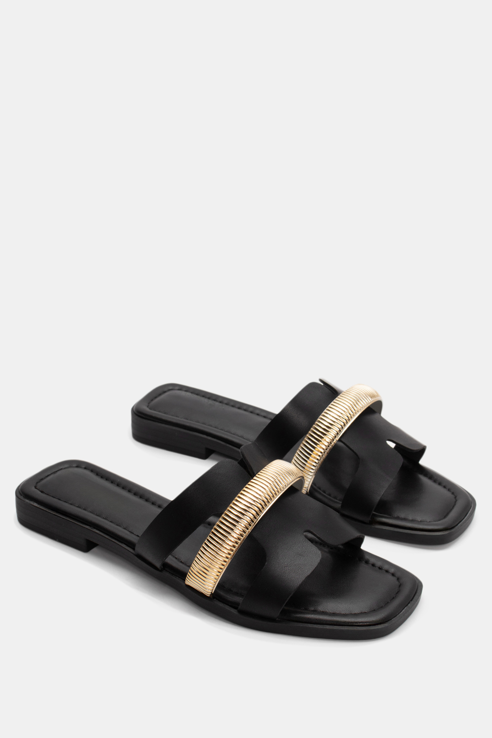 Flat Σανδάλια με Μεταλλική Λεπτομέρεια - Μαύρο