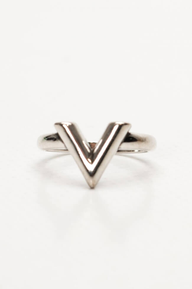 Δαχτυλίδι με V